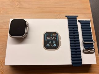 Apple Watch Ultra 2 con cinturino blu navy originale