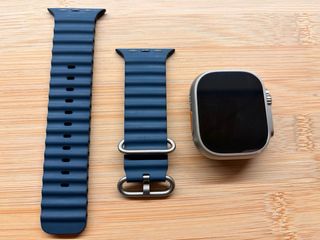Apple Watch Ultra 2 con cinturino blu navy originale
