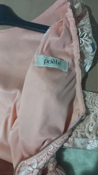 Vestido Poeté Color. Salmón con lentejuelas verde