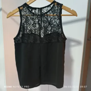 Blusa negra con encaje