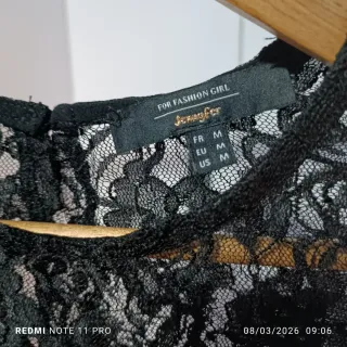 Blusa negra con encaje