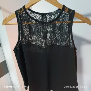 Blusa negra con encaje