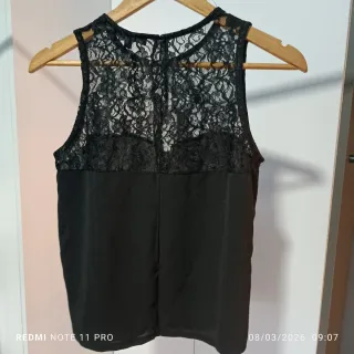 Blusa negra con encaje