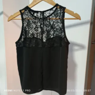 Blusa negra con encaje
