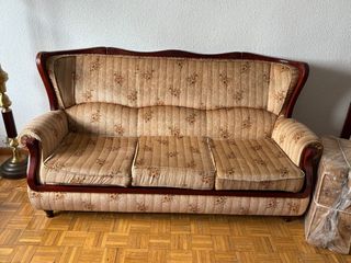 Sofá de tela con estructura de madera. CHOLLO