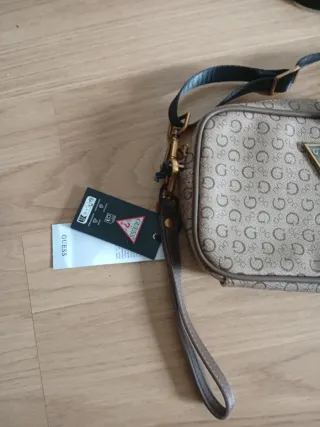 Bolso Guess Monogram Marrón y Beige