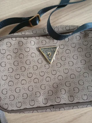 Bolso Guess Monogram Marrón y Beige