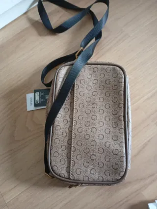 Bolso Guess Monogram Marrón y Beige