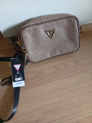 Bolso Guess Monogram Marrón y Beige