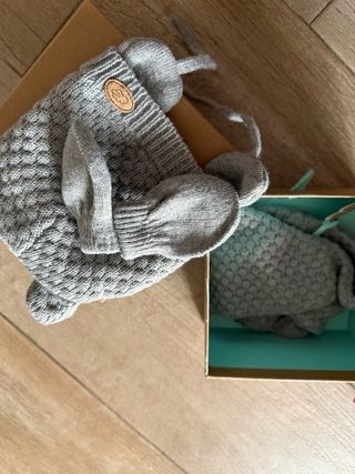 Conjunto gorro, manoplas y cuello bebé gris