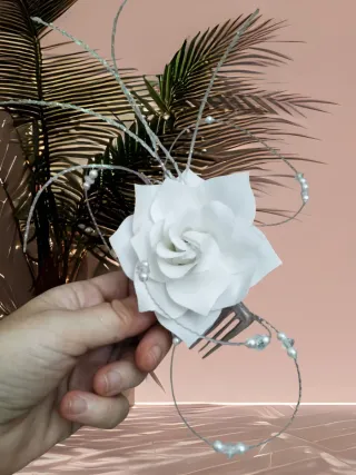 Rosa per capelli bianca