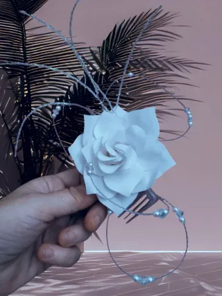 Rosa per capelli bianca