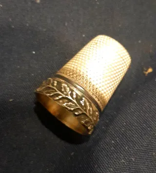 Dedal antiguo de plata con diseño floral