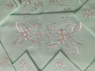 Mantelería Carrillo 12 servicios, sin estrenar.