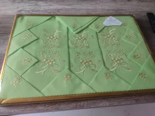 Mantelería Carrillo 12 servicios, sin estrenar.