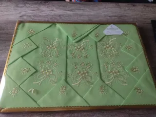 Mantelería Carrillo 12 servicios, sin estrenar.