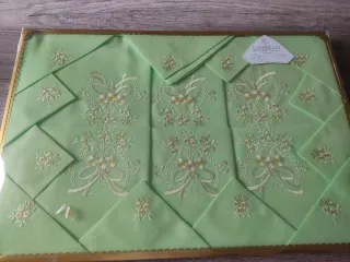 Mantelería Carrillo 12 servicios, sin estrenar.