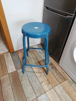 Taburete vintage azul metálico