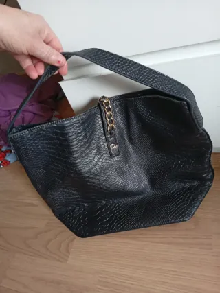 Bolso negro piel efecto serpiente