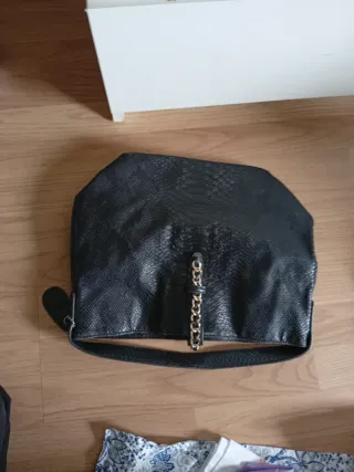 Bolso negro piel efecto serpiente