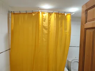 Cortina y barra de ducha amarilla/naranja