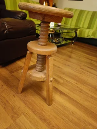 Taburete de madera regulable