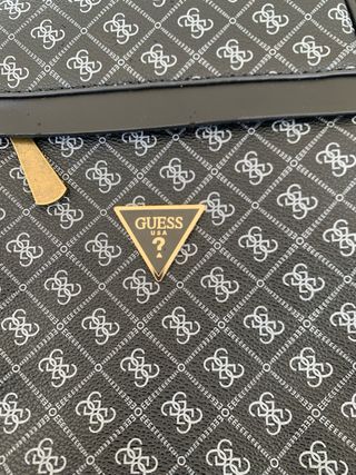 Bolso Guess Negro y Dorado