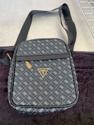 Bolso Guess Negro y Dorado