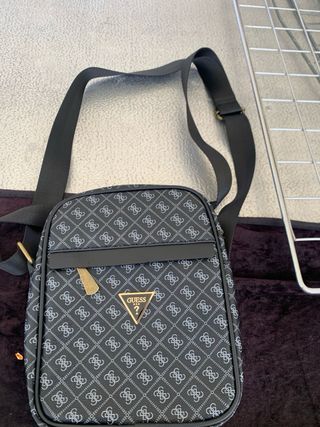 Bolso Guess Negro y Dorado