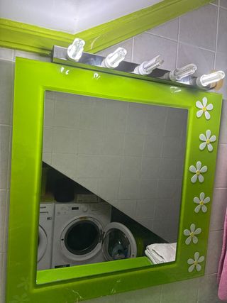 Espejo de baño verde con flores