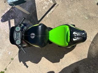 Moto correpasillos Injusa negra y verde