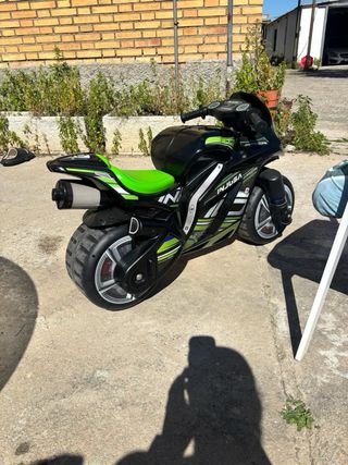 Moto correpasillos Injusa negra y verde