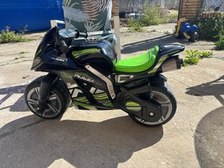 Moto correpasillos Injusa negra y verde