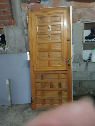 Puerta madera maciza