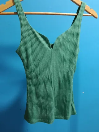 Camiseta verde de tirantes acanalada