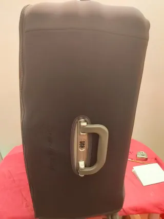 Maleta grande plateada, ligera y fácil de manejar