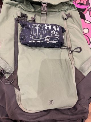 Mochila Quechua 30L + Chubasquero Niña