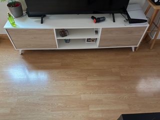Mesa TV blanca y madera