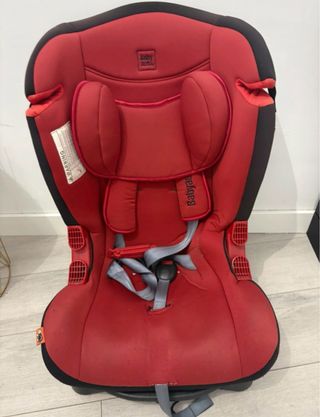 Silla de coche para bebé roja.