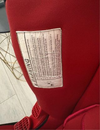 Silla de coche para bebé roja.