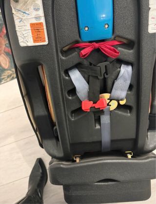 Silla de coche para bebé roja.