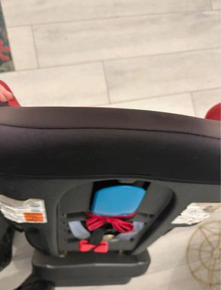 Silla de coche para bebé roja.