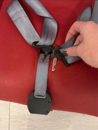 Silla de coche para bebé roja.