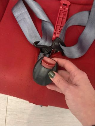 Silla de coche para bebé roja.