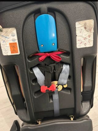 Silla de coche para bebé roja.