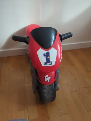 Moto correpasillos roja con número 1