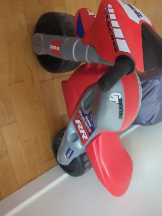 Moto correpasillos roja con número 1