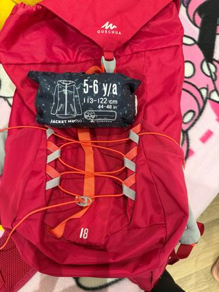 Mochila Quechua 18L + Chubasquero T.5-6 años