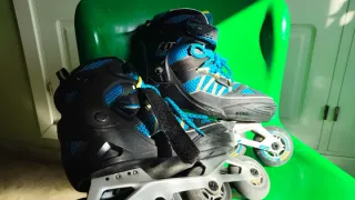 Patines en línea 4 ruedas azul y negro