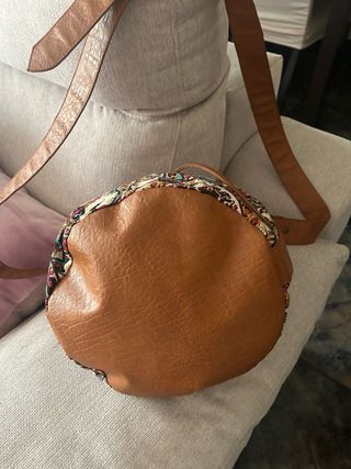 Bolso de piel y tela estampado